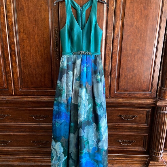 Theia gown worn once for a wedding size 6 - Picture 4 of 10